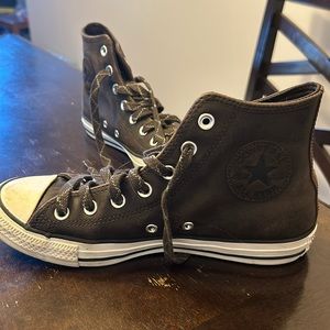 Brown converse, barley worn, cleaned with box!
